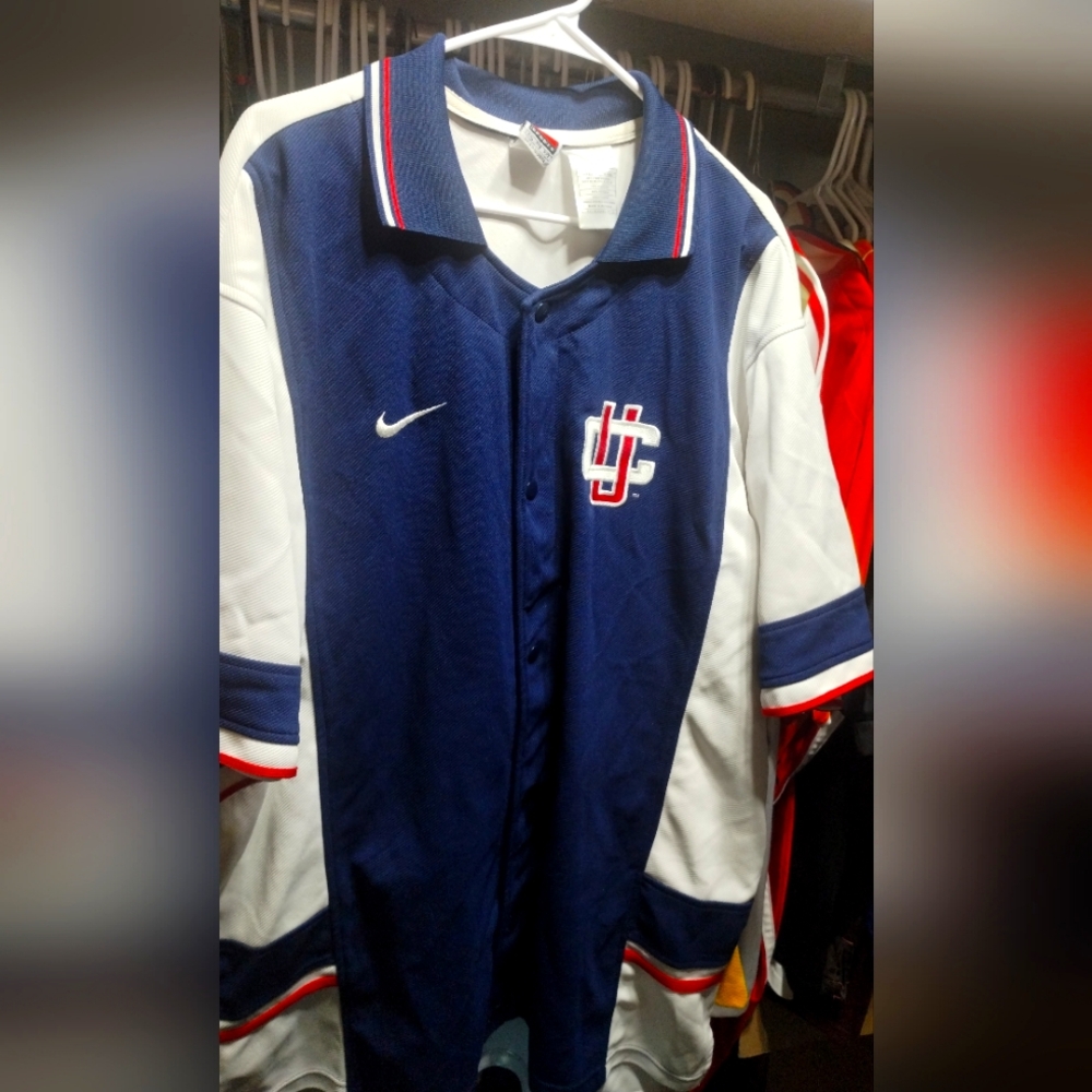 Vintage UConn basketball shooting shirt